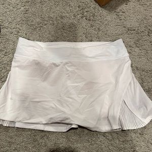 Super cute white lulu tennis skirt Little pleats on either side! Size 10! New!